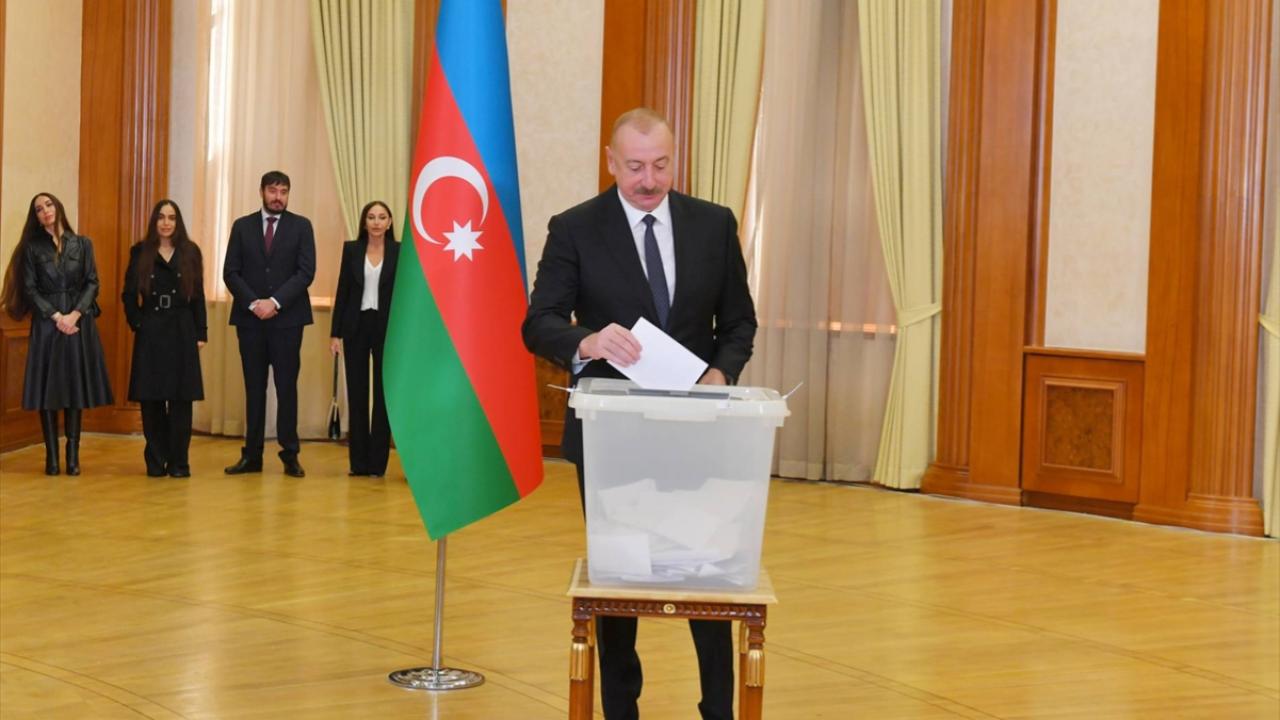 azerbaycan-anayasa-mahkemesi-aliyevin-yeniden-cumhurbaskani-secilmesini-onayla