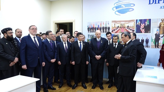 turkmenistan-da-diplomatlar-gunu-kutlandi