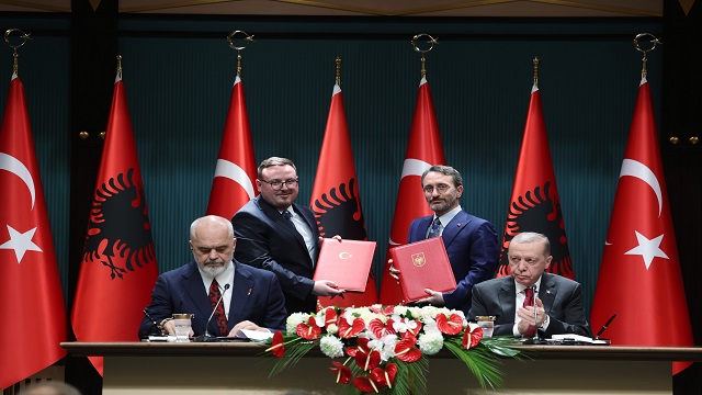turkiye-ile-arnavutluk-arasinda-6-anlasma-imzalandi