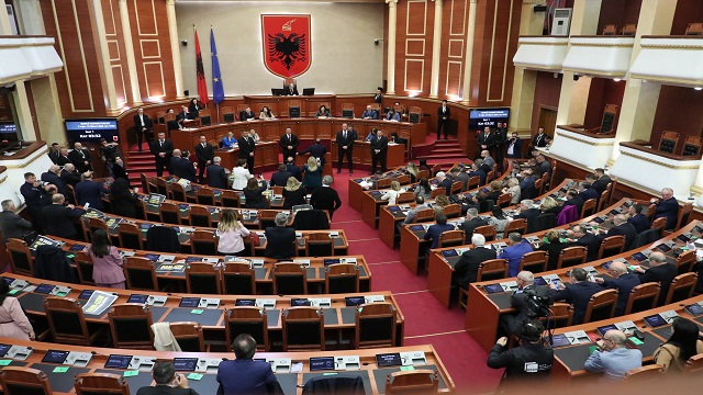 arnavutluk-meclisi-italya-ile-yapilan-goc-anlasmasini-onayladi