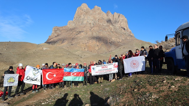 turkiye-ve-azerbaycandan-dagcilar-hocali-katliami-kurbanlarini-haca-dagi-zirve