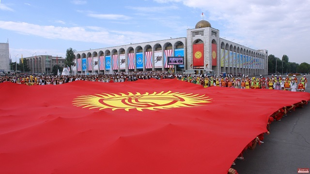kirgizistan-da-bayrak-gunu-kutlandi