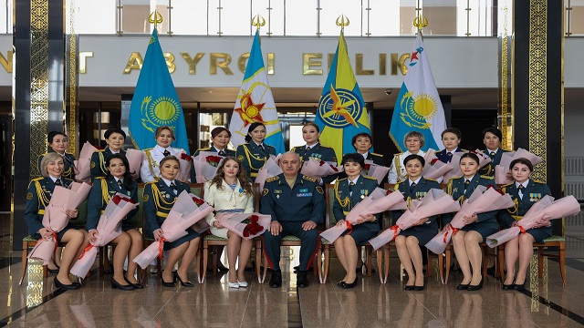 kazakistan-ordusunda-12-binden-fazla-kadin-gorev-yapiyor