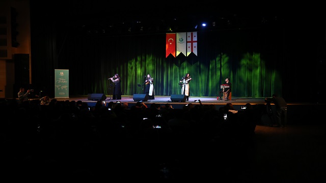 gurcistanda-turkce-ve-gurcuce-sarkilarin-seslendirildigi-konser-duzenlendi