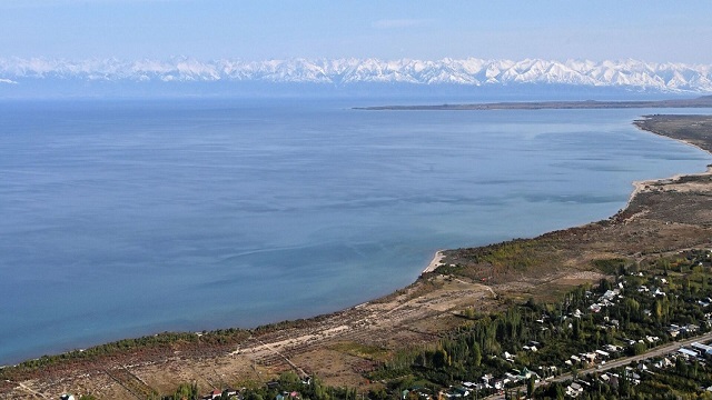 orta-asya-nin-incisi-olarak-bilinen-kirgizistan-daki-isik-gol-de-cekilmeler-ya