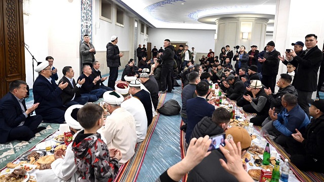 kirgizistan-cumhurbaskani-caparov-imam-serahsi-camisinde-iftar-verdi