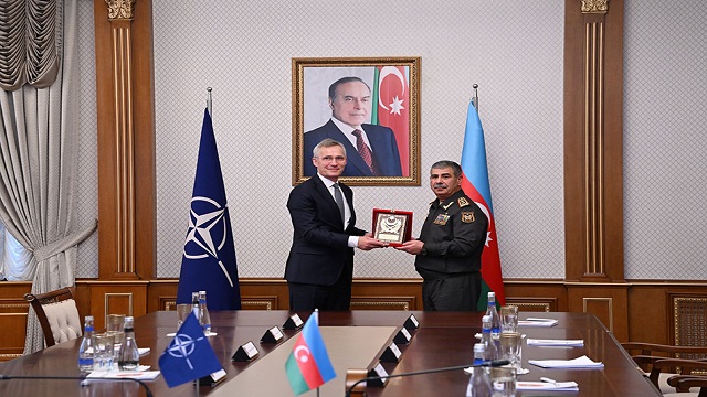 nato-genel-sekreteri-stoltenberg-azerbaycan-savunma-bakani-hasanov-ile-gorustu