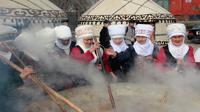 kirgizistanda-nevruz-bayrami-sofralarinin-vazgecilmez-tatlisi-sumolok-pisiril