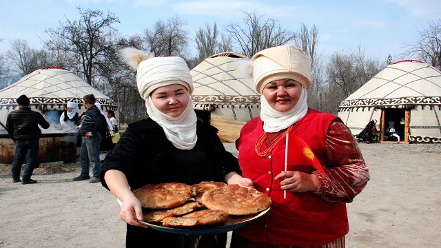 kirgizistanda-nevruz-bayrami-sofralarini-kazanda-pisirilen-ekmekler-susluyor