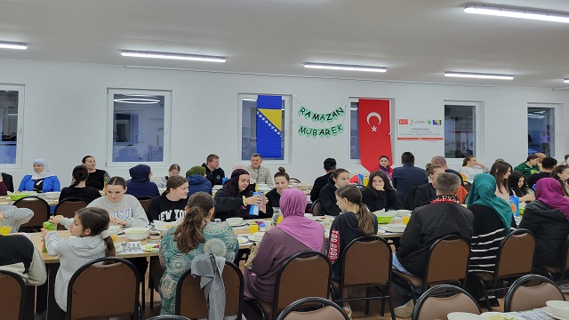 turk-kizilay-srebrenitsada-iftar-programi-duzenledi
