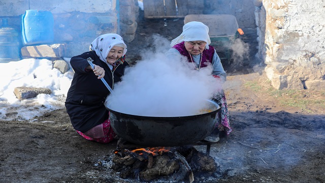 vandaki-kirgiz-turkleri-ramazan-boyunca-ayni-sofrada-iftar-yapiyor