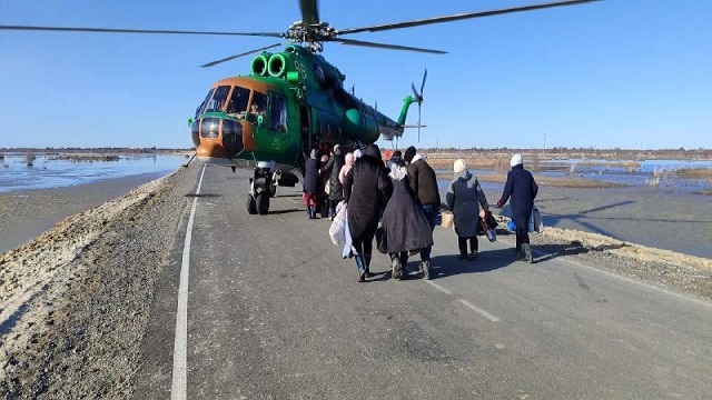 kazakistan-da-sel-binlerce-kisi-helikopterle-tahliye-edildi