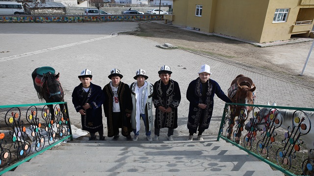 vandaki-kirgiz-turkleri-yoresel-kiyafetleriyle-oy-kullandi