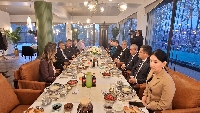 turkiyenin-taskent-buyukelcisi-bekar-ozbek-milletvekillerine-iftar-verdi