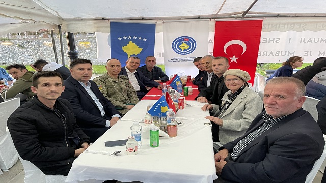 kfor-bunyesinde-gorevli-turk-askeri-kosovada-kadir-gecesi-dolayisiyla-iftar-ve