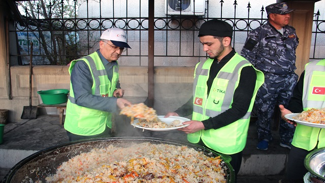 tika-kirgizistanda-2-bin-500-kisilik-iftar-verdi