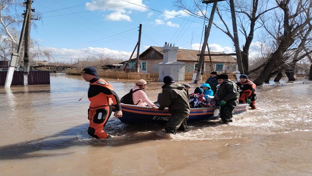 kazakistan-daki-sel-bolgelerinden-yaklasik-100-bin-kisi-tahliye-edildi