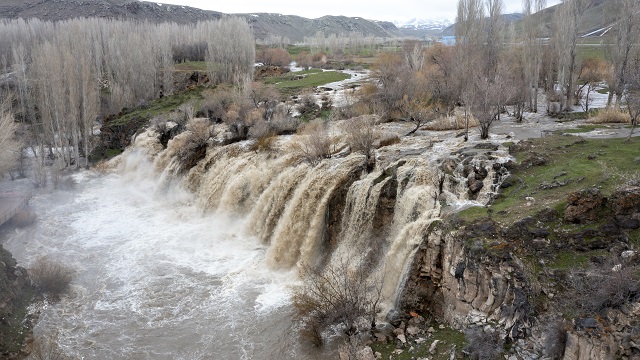 karlarin-erimesi-ve-yagislar-muradiye-selalesini-costurdu