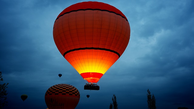 kapadokyada-sicak-hava-balonlarinin-gorsel-soleni