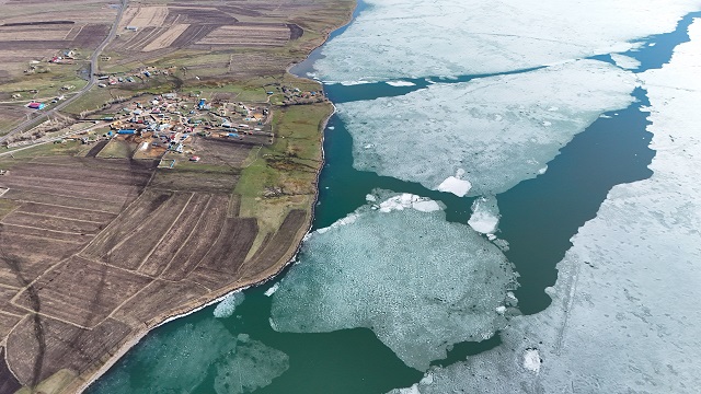 buzlari-erimeye-devam-eden-cildir-golu-dronla-goruntulendi