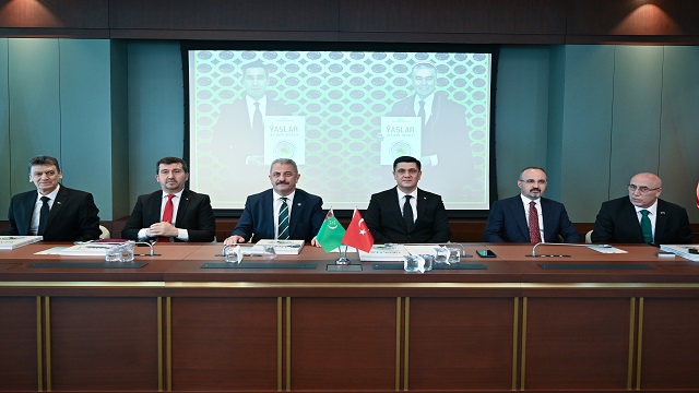 turkmenistan-devlet-baskani-berdimuhamedovun-gencler-vatanin-dayanagi-kitabi