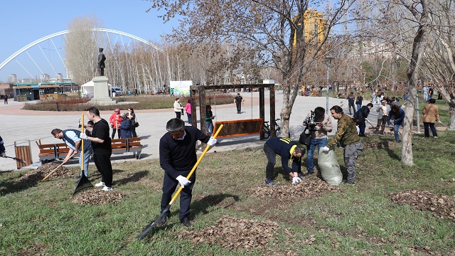 kazakistan-da-turk-diplomatlar-astana-daki-ataturk-parki-nda-cevre-temizligi-ya