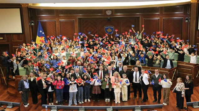 kosovada-turkce-egitim-goren-ogrenciler-kosova-meclisini-ziyaret-etti