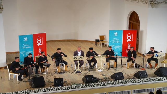 dombra-sanatcisi-arslanbek-sultanbekov-ile-virtuoz-zeyd-soto-bakude-konser-ver