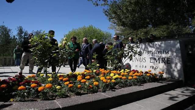 yunus-emre-vefatinin-703uncu-yilinda-eskisehirdeki-turbesinde-anildi