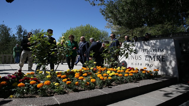 yunus-emre-vefatinin-703uncu-yilinda-eskisehirdeki-turbesinde-anildi