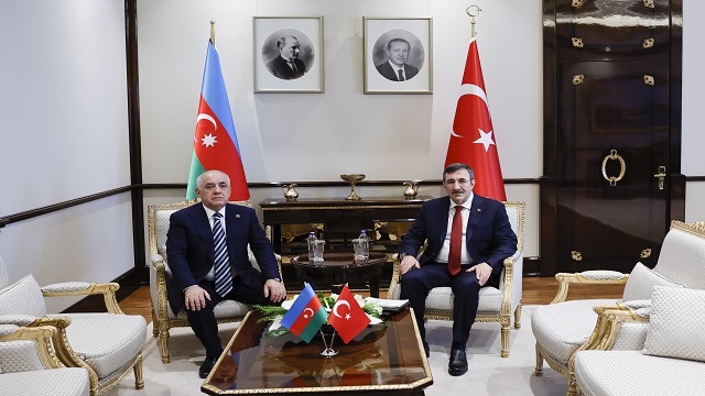 cumhurbaskani-yardimcisi-yilmaz-azerbaycan-basbakani-asadov-ile-bir-araya-geldi