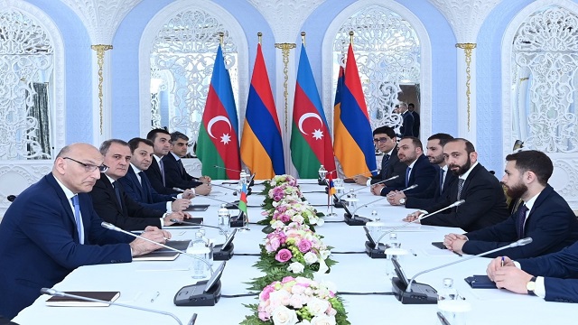 azerbaycan-ve-ermenistan-disisleri-bakanlari-bir-araya-geldi