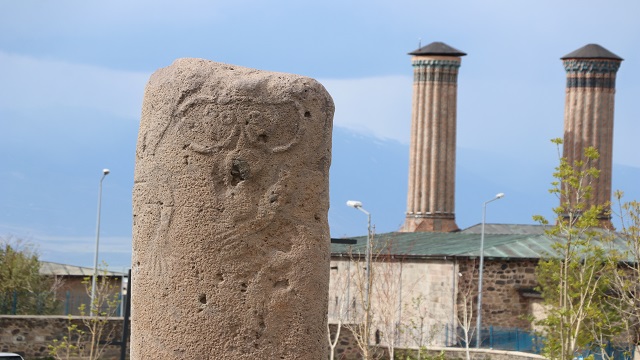 on-turklerden-kalma-6-tonluk-dikili-tas-erzurum-muzesinde-sergileniyor