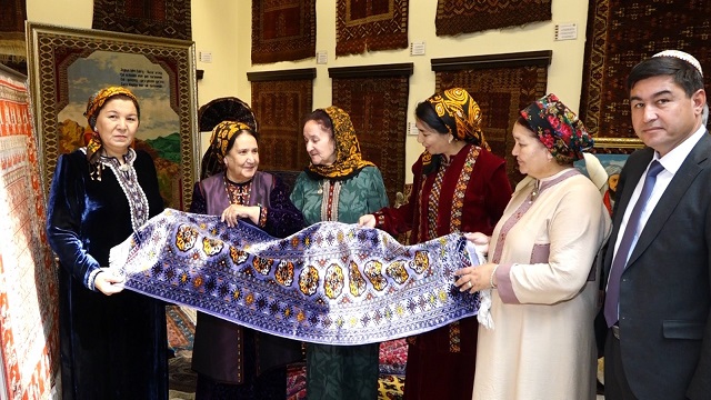 turkmen-halisi-milli-bayrami-askabat-hali-muzesinde-duzenlenen-torenle-kutlandi