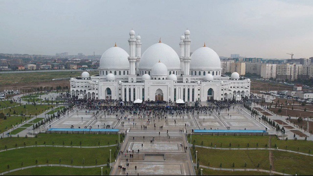 kazakistan-in-en-buyuk-camilerinden-biri-olan-seyitcan-kari-escanuli-ak-camii-ib