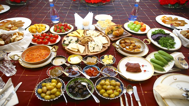 azerbaycanda-dunya-kahvalti-gununde-turk-kahvaltisi-tanitildi