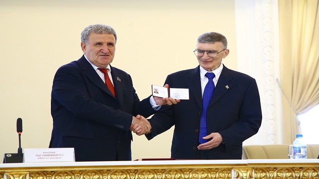nobel-odullu-sancara-azerbaycan-milli-ilimler-akademisi-onursal-uyelik-belgesi