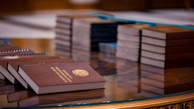 kazakistan-anayasasi-ilk-kez-braille-alfabesiyle-basildi