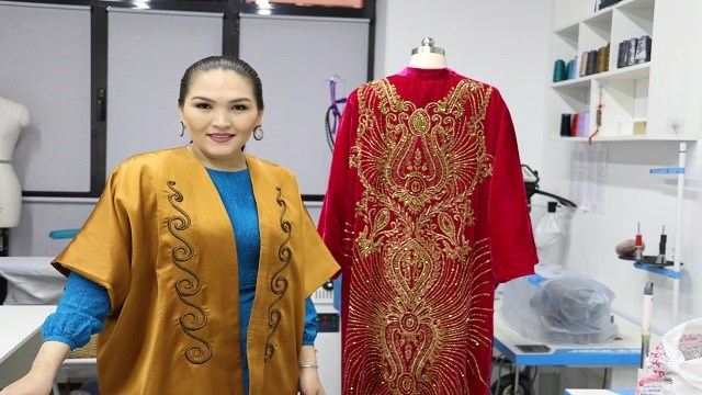kazakistan-da-milli-motiflerle-tasarlanan-kiyafetler-unlu-markalarin-yerini-aliy