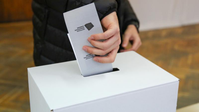 bulgaristanda-halk-cifte-secim-icin-sandik-basinda