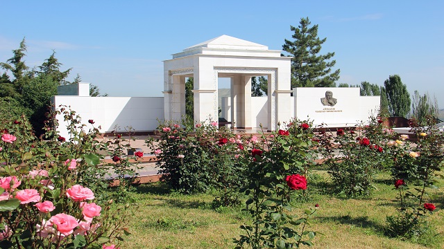 kirgiz-yazar-cengiz-aytmatov-biskekteki-mezari-basinda-anildi