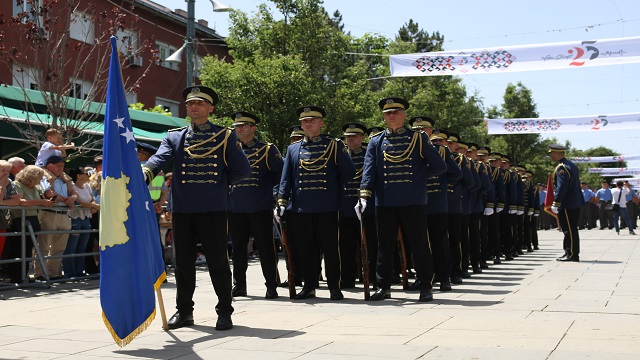 kosovada-kurtulus-gunu-dolayisiyla-askeri-gecit-toreni-duzenlendi