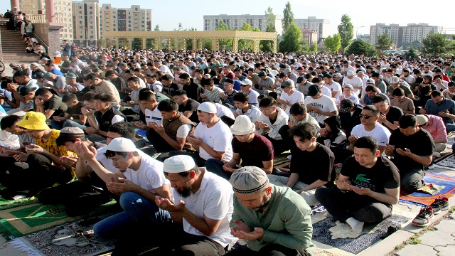 kirgizistanda-kurban-bayrami-namazi-kilindi