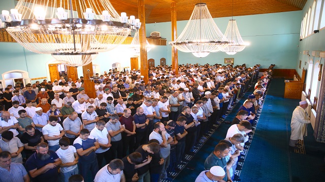 azerbaycanda-kurban-bayrami-namazi-kilindi