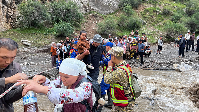 kirgizistanda-siddetli-yagislarin-yol-actigi-selde-12-kisi-hayatini-kaybetti