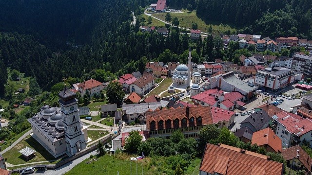 bosna-hersekte-savasta-yikilan-tarihi-sinan-bey-camii-12-temmuzda-ibadete-acil