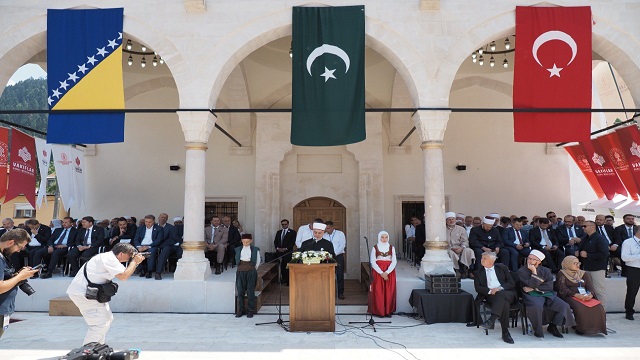 bosna-hersekte-savasta-yikilan-tarihi-sinan-bey-camii-yeniden-yapilarak-ibadete
