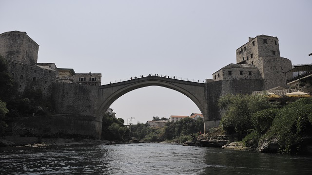 osmanli-mirasi-mostar-koprusu-savasin-yikimina-inat-20-yildir-yeniden-ayakta