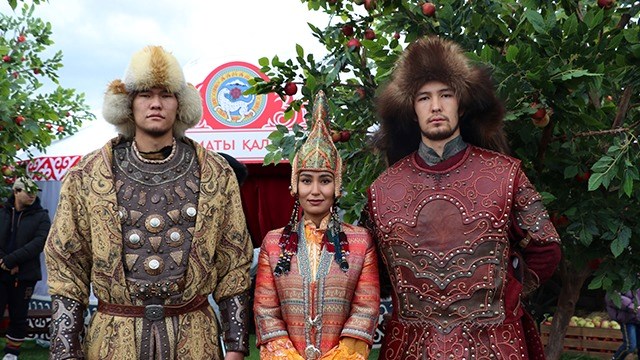 kazakistan-da-yapilacak-5-dunya-gocebe-oyunlari-oncesi-astana-da-etno-koy-acild