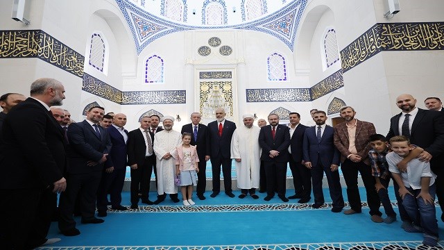 balkanlarin-en-buyuk-camisi-olan-namazgah-camisi-arnavutlukta-ibadete-acildi